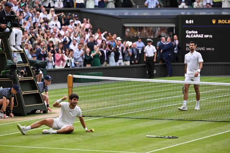 Carlos Alcaraz, a sus 20 años, conquistó ayer por primera vez el torneo de Wimbledon, dejando con las ganas al serbio Novak Djokovic de ganar su octava corona.