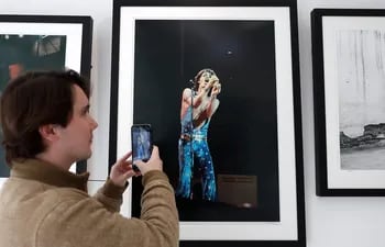 Un hombre fotografía las fotos tomadas por Tony Sanchez a Mick Jagger, en la galería J/M Gallery, en Londres.