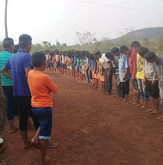 Miembros varones de la comunidad indígena Pai Tavytera rezan para que los secuestrados sean liberados. Fue el domingo.