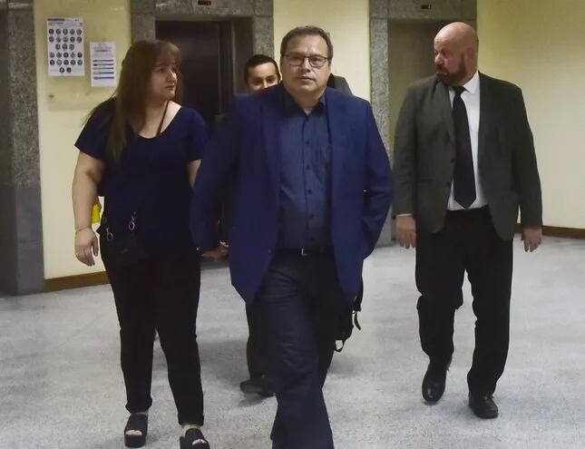 El periodista Carlos Granada está siendo acusado de acoso sexual y otros delitos.