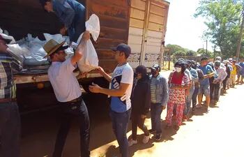 David Reimer Harms, padre del secuestrado, entrega los víveres en Correa Ruguá. Fue ayer.