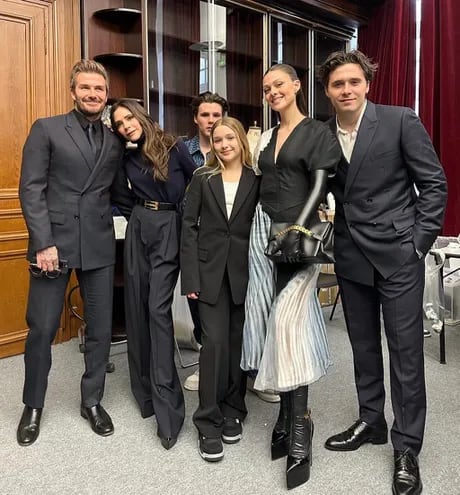 La diseñadora Victoria Beckham rodeada de su esposo David Beckham, sus hijos Harper, Cruz, Brooklyn y su nuera Nicola Peltz.