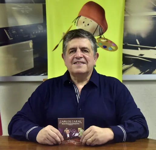 Carlos Cazal exhibe la portada de su nuevo disco "Música Paraguaya Contemporánea (Volumen II)".
