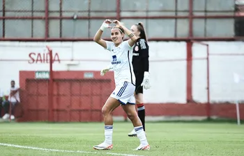 La paraguaya Fabiola Sandoval, jugadora del Cruzeiro, festeja un gol en el partido ante Internacional de Porto Alegre por la tercera fecha de la Serie A Femenina de Brasil.
