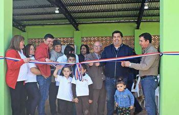 El gobernador Luis Benítez (ANR) y los vecinos del barrio San Antonio inauguraron el nuevo comedor comunitario.