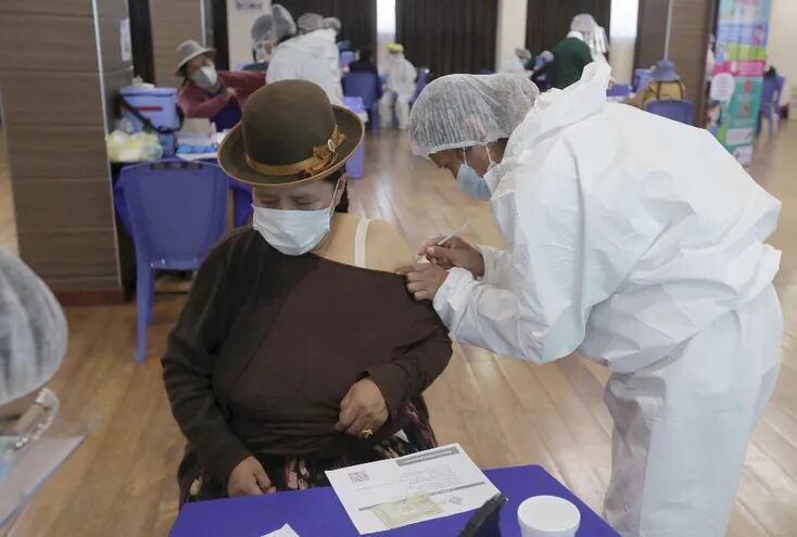 Una funcionaria  vacuna a una persona en La Paz.