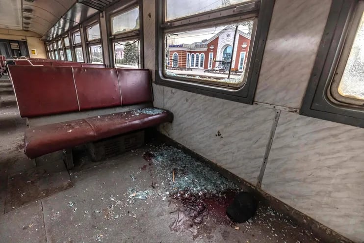 Esta fotografía tomada el 8 de abril de 2022 muestra un vagón de tren después de un ataque con cohetes en una estación de tren en Kramatorsk, en el este de Ucrania, que estaba siendo utilizado para evacuaciones de civiles. Un ataque con cohetes en una estación de tren en la ciudad de Kramatorsk, en el este de Ucrania, mató a decenas el 8 de abril de 2022 mientras los civiles corrían para huir de la región de Donbas preparándose para una temida ofensiva rusa. Cincuenta personas murieron, incluidos cinco niños, dijo el gobernador regional de Donetsk, Pavlo Kyrylenko, mientras aumentaba el número de víctimas en uno de los ataques más mortíferos de la guerra de seis semanas.