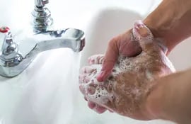 lavarse-las-manos-nos-protege-de-hasta-200-enfermedades-y-este-habito-tambien-disminuye-el-riesgo-de-desarrollar-resistencia-a-los-antibioticos--230102000000-1517222.jpg