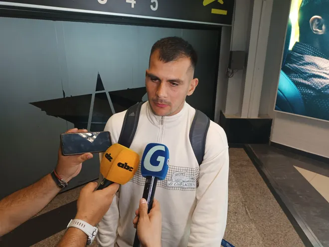 Santiago Rojas, jugador de Tigre de Argentina, conversa con los medios en el Aeropuerto Internacional Silvio Pettirossi antes de sumarse a la selección paraguaya para el inicio de las Eliminatorias Sudamericanas al Mundial 2026.