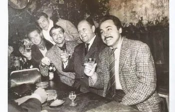 Sentados, desde la derecha, Francisco Marín, José Asunción Flores, Luis Alberto del Paraná, Elvio Romero (de pie, no identificado).