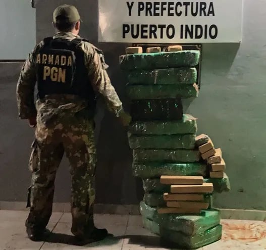 La droga incautada por los militares a orillas del lago de Itaipú, en la frontera con Brasil.