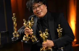 El cineasta surcoreano Bong Joon-ho posa con los premios Óscar que ganó su filme "Parásitos" en la 92ª edición de los premios de la Academia de Hollywood.