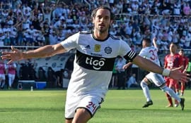 Roque Santa Cruz, símbolo y figura de Olimpia, viene de marcar cuatro goles en el clásico y uno contra Capiatá.