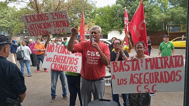 Sindicalistas y funcionarios reclamaron a las autoridades la reposición de la farmacia externa y la inhospitalidad del lugar en donde actualmente trabajan.