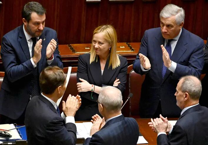 La nueva primera ministra de Italia, Giorgia Meloni (d) es aplaudida por miembros de la coalición luego de dirigir su primer discurso ante el Parlamento.  (AFP)