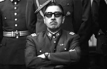 El dictador chileno Augusto Pinochet con su característica alegría de vivir
