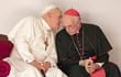 Anthony Hopkins como Benedicto XVI y Jonathan Pryce como el papa Francisco en "Los dos papas", la nueva película del cineasta brasileño Fernando Meirelles.