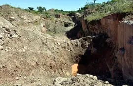 esta-linea-de-excavacion-tiene-unos-300-metros-de-largo-y-14-metros-de-profundidad-los-mineros-entran-al-sitio-en-procura-de-hallar-oro--205539000000-1567773.jpg