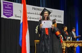 La joven Nicole Rashel González Amarilla se graduó de docente.