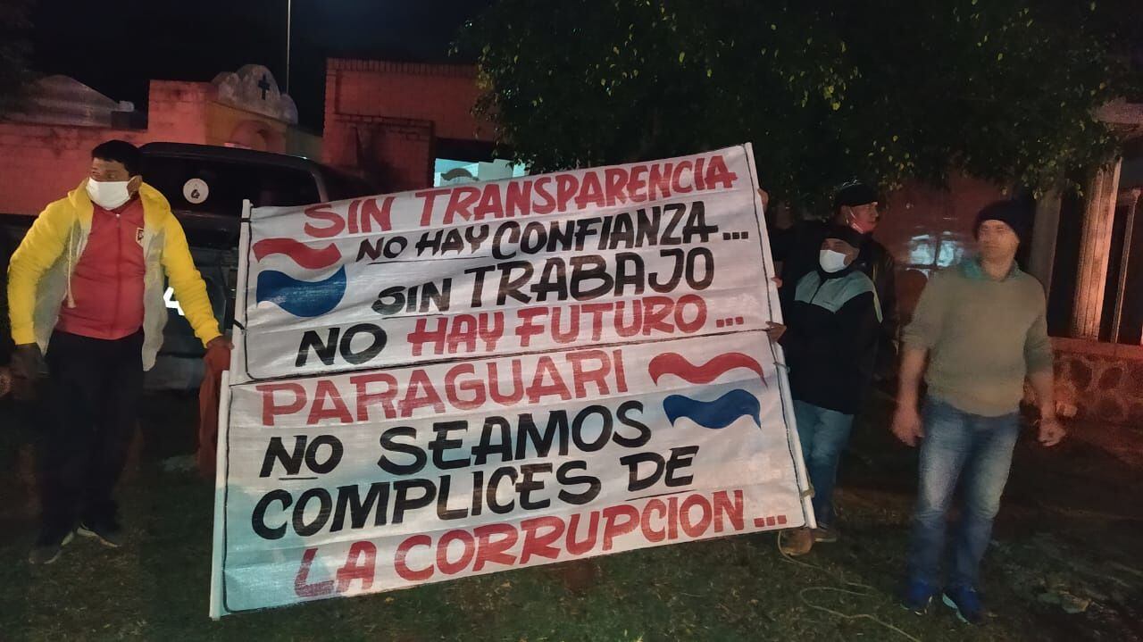 Manifestantes de Paraguarí piden dejar de ser cómplices de los corruptos.