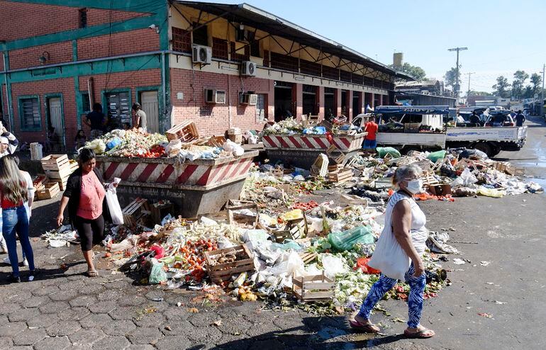En el Mercado de Abasto, la excesiva acumulación de basura  recibió ayer a los comprados de último momento.