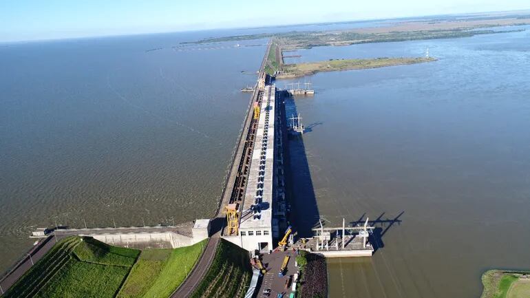 Central Hidroeléctrica Yacyretá en donde se encuentra el paso fronterizo con Argentina.