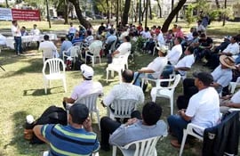 reunion-de-campesinos-del-asentamiento-culantrillo-ayer-de-manana-en-plaza-uruguaya--214704000000-1750103.jpg