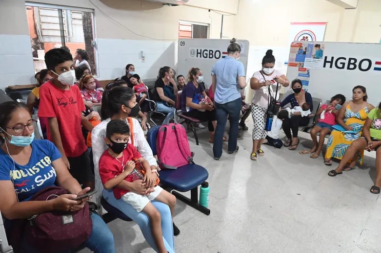 Con gran número de pacientes, entre los que hay varios niños esperaban ayer ser atendidos en el Hospital General de Barrio Obrero.