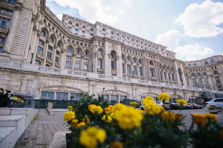 La Cámara de Diputados rumana se reúne en una parte del complejo del Palacio del Parlamento en Bucarest.