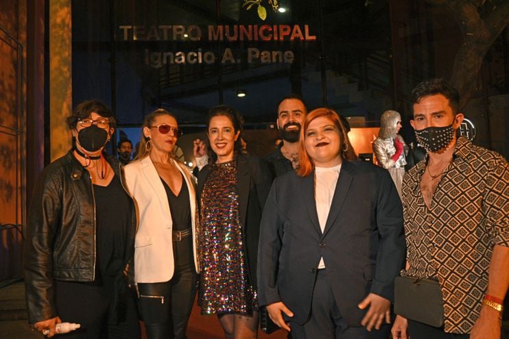 Dahia Valenzuela, Sonia Amarilla, Paola Irún, David Amado, Lía Benítez Flecha y Manu Alviso, integrantes del equipo de la obra "Nombre", que obtuvo cuatro premios Edda.