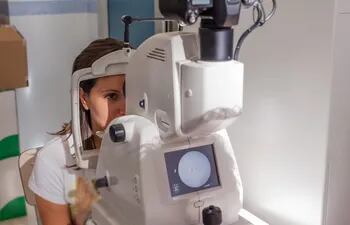 Una paciente consulta en un consultorio oftalmológico.