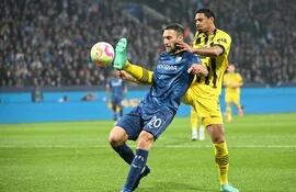 Sebastien Haller, delantero marfileño del Dortmund, intenta puntear el balón ante la marca de Ivan Ordets, defensor ucraniano del Bochum, durante el partido que empataron ayer.
