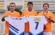Héctor Blanco (c) junto a sus asistentes  Arnaldo Cabral (i) y Diego Palacios (d), durante la presentación en el Veraguas United de Panamá.