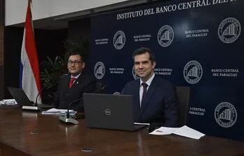 Miguel Mora, economista jefe del BCP; y José Cantero, presidente del BCP, durante la presentación del informe de política monetaria.