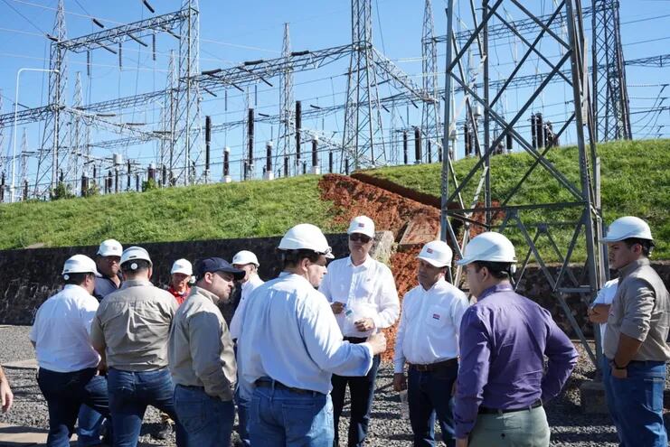 Equipo de la ANDE realizó visita técnica a varias subestaciones de la Región Metropolitana del país, previendo lo que será la demanda eléctrica en el próximo verano.