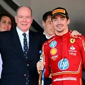 El príncipe Alberto de Mónaco posa feliz con el piloto monegasco ganador de la carrera, Charles Leclerc en el podio después del Gran Premio de Mónaco de Fórmula Uno.