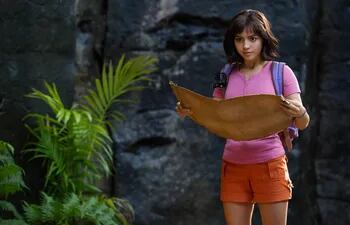 Isabela Moner interpreta a Dora la Exploradora.