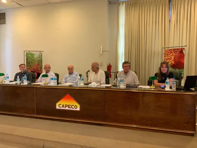 Eitel Kröhn, Hugo Pastore, José Berea, César Jure, Luis Cubilla y Sonia Tomassone, este martes en rueda de prensa de Capeco.