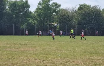 Momento de uno de los encuentros deportivos de la categoría femenina de la copa Latinoamericana que se está desarrollando den San Ignacio y Santa Rosa, Misiones.
