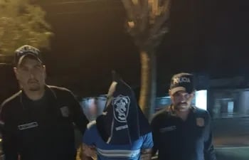 Así fue llevado anoche el dirigente payista Nolberto Rolón Báez, tras ser detenido por la Policía