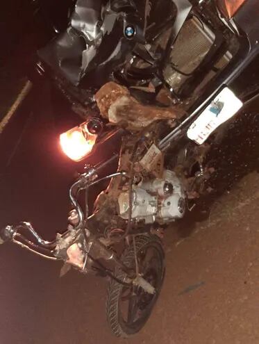 La motocicleta quedó incrustada en la parte frontal de la camioneta a raíz de la violenta colisión.