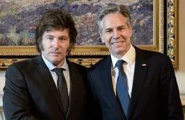 El presidente de Argentina Javier Milei (izq) y el secretario de Estado de Estados Unidos, Antony Blinken (der) en Argentina.