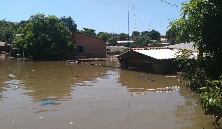 El desborde del arroyo Acaraymi inundó decenas de casas en el barrio San Rafael de Ciudad del Este.
