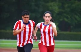 Melissa Tillner con su atleta guía Víctor Duarte entrenando.