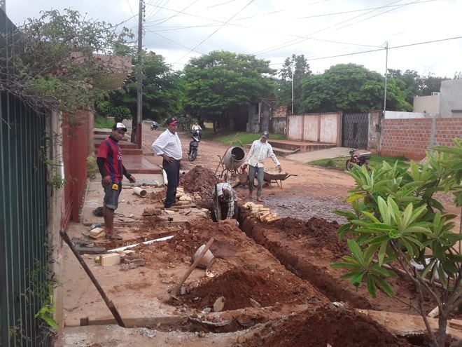 Un sector de la calle Bernardino Caballero, donde se instala un sistema de drenaje para secar ese sector de la arteria.