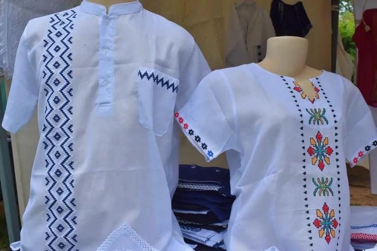 Elegantes y hermosas camisas y blusas se ofrecen en la Expoferia de Ao Po'i en Yataity del Guairá.