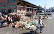 En el Mercado de Abasto, la excesiva acumulación de basura  recibió ayer a los comprados de último momento.
