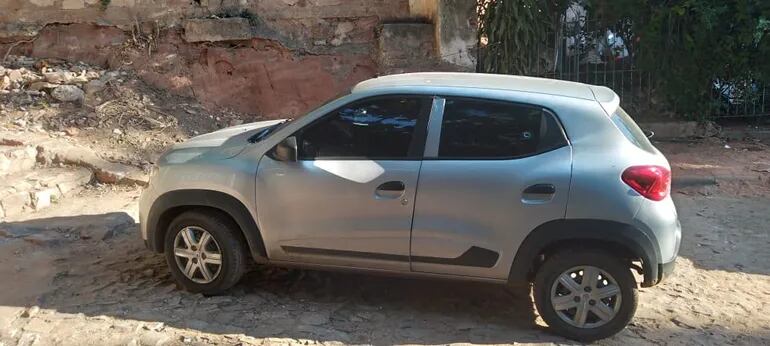 Automóvil de un conductor de Bolt que fue recuperado por la Policía tras la persecución registrada este sábado.