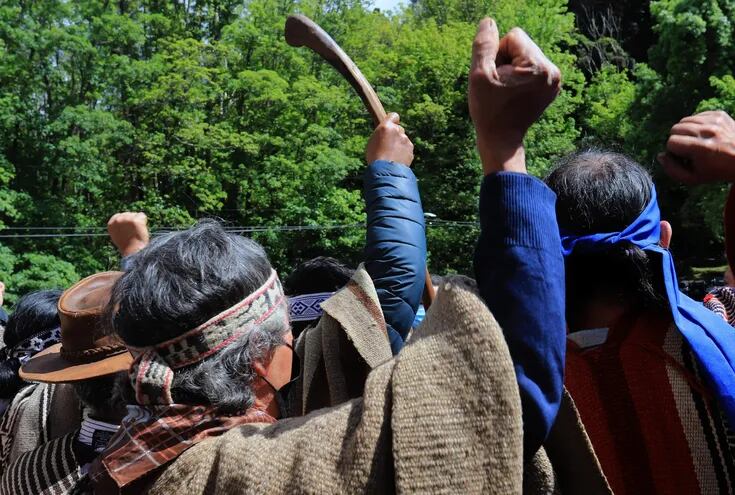 Miembros de la comunidad mapuche protestan en la ciudad de Temuco, en la región chilena de Arauco, este jueves.