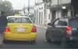 Momento en que automovilista se acerca al taxista durante un altercado en el centro de Asunción. (captura de pantalla de Twitter).